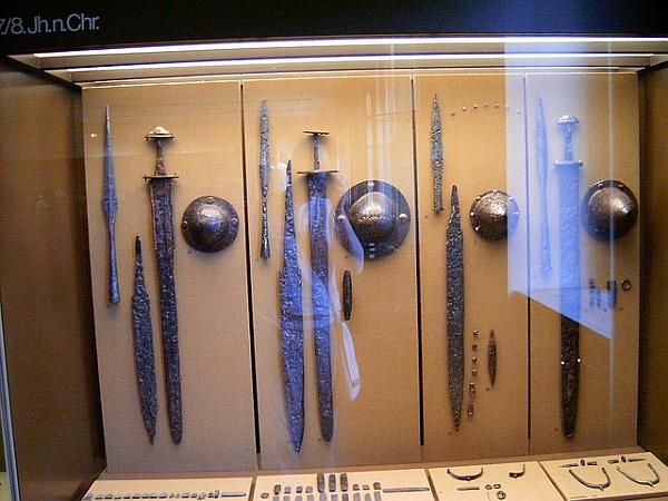 Niewiarygodnie długie trzpienie saksów (szczególnie drugiego od lewej) sugerujące, iż mogły one być bronią oburęczną